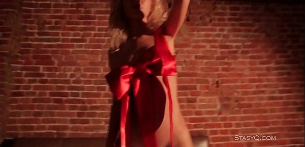  Blonde russian babe Natasha Andreeva teasing in erotic HD video